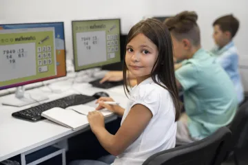 Dok se neka djeca u &scaron;koli služe AI alatima, druga jo&scaron; čekaju da se računalo - upali