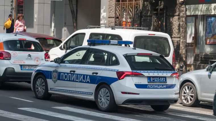 &Scaron;ipkama i bakljama pretukli tinejdžere: Kamera snimila brutalan napad u susjedstvu