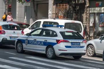 &Scaron;ipkama i bakljama pretukli tinejdžere: Kamera snimila brutalan napad u susjedstvu
