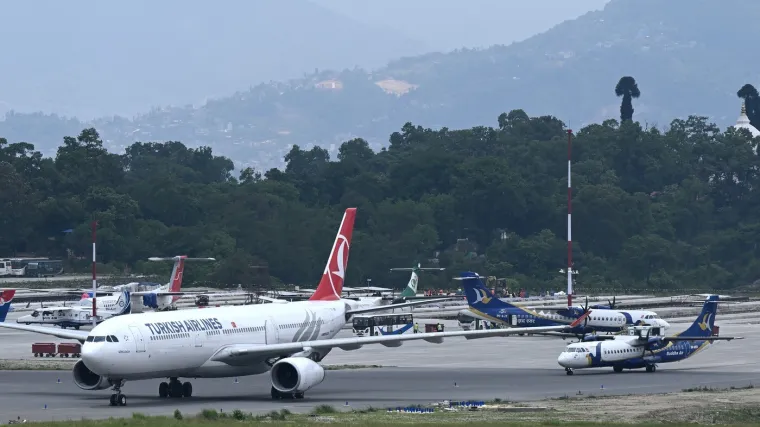 Požar zahvatio avion sa 300 ljudi: Dvoje putnika lak&scaron;e ozlijeđeno, otkriveno gdje je buktinja krenula