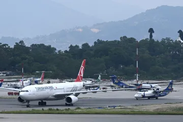 Požar zahvatio avion sa 300 ljudi: Dvoje putnika lak&scaron;e ozlijeđeno, otkriveno gdje je buktinja krenula