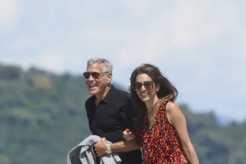 Clooney nije skidao pogled s Amal: Fotografije njezinih vitkih nogu obi&scaron;le svijet