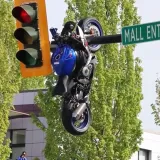 Prometna nesreća zavr&scaron;ila nadrealnim prizorom: Motor ostao visjeti sa semafora
