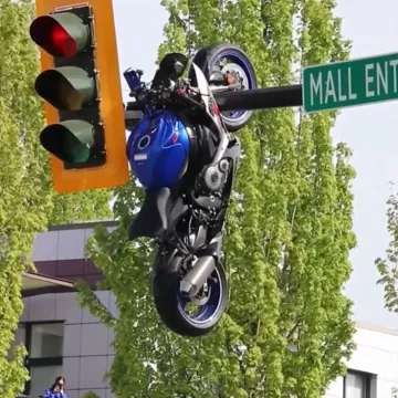 Prometna nesreća zavr&scaron;ila nadrealnim prizorom: Motor ostao visjeti sa semafora
