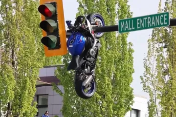 Prometna nesreća zavr&scaron;ila nadrealnim prizorom: Motor ostao visjeti sa semafora