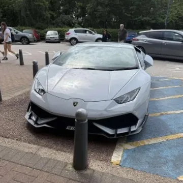 Parkirao je Lamborghini na mjesto za invalide i doživio salve uvreda, umuknuli su čim im se javio