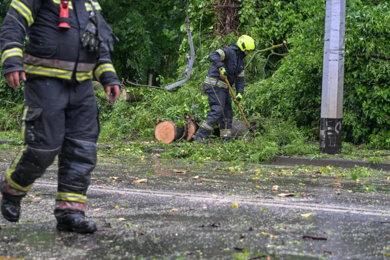 Troje ozlijeđenih u Zagrebu, izmjereni udari vjetra do 90 km/h! U dijelovima zemlje haraju tuča i snijeg