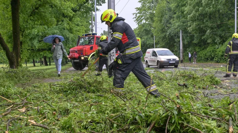 Jedna osoba ozlijeđena u nevremenu! Civilna za&scaron;tita izdala upute za građane: 'Ovo izbjegavajte'