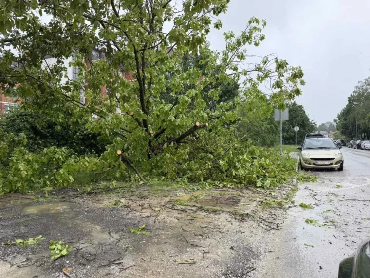 Troje ozlijeđenih u Zagrebu, izmjereni udari vjetra do 90 km/h! U dijelovima zemlje haraju tuča i snijeg