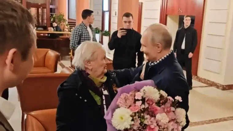 Putin na večeru pozvao neobičnu go&scaron;ću. Je li to bio njegov dvojnik? Procijenite sami...