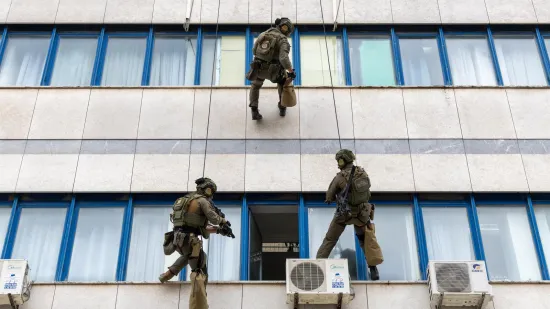 Najjače snage hrvatske policije na ulicama Pule: Specijalci iz Lučko spu&scaron;tali se iz zgrade