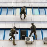 Najjače snage hrvatske policije na ulicama Pule: Specijalci iz Lučko spu&scaron;tali se iz zgrade