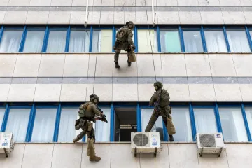 Najjače snage hrvatske policije na ulicama Pule: Specijalci iz Lučkog spuštali se iz zgrade