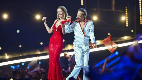 Crvena haljina koja ostavlja bez daha i srebrni outfit za pamćenje: Voditelji Eurosonga raspametili publiku