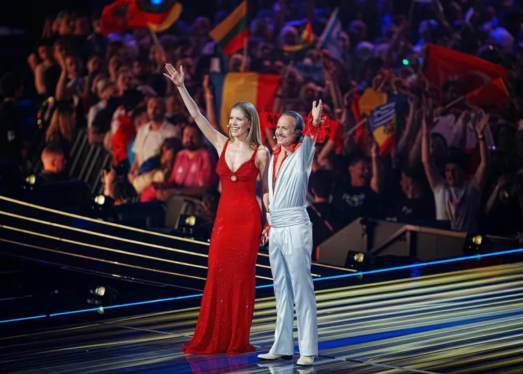 Crvena haljina koja ostavlja bez daha i srebrni outfit za pamćenje: Voditelji Eurosonga raspametili publiku