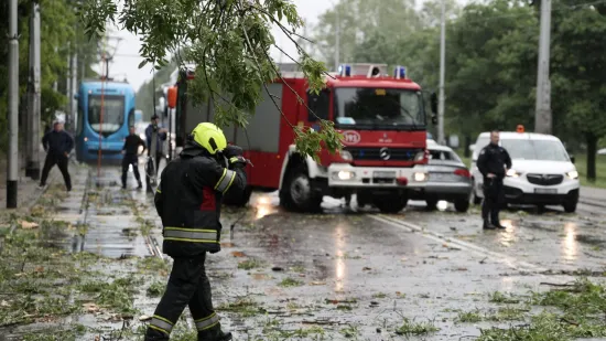Zagrebački vatrogasci odradili 100 intervencija nakon nevremena: Padala stabla, letjeli krovovi...