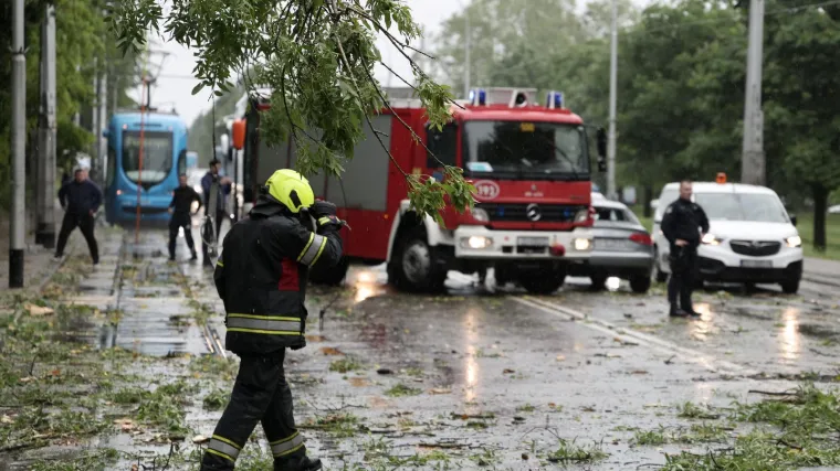 Zagrebački vatrogasci odradili 100 intervencija nakon nevremena: Padala stabla, letjeli krovovi...