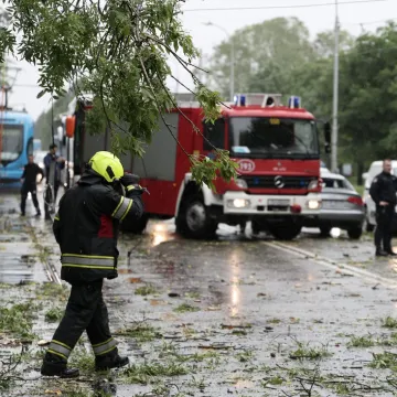 Zagrebački vatrogasci odradili 100 intervencija nakon nevremena: Padala stabla, letjeli krovovi...