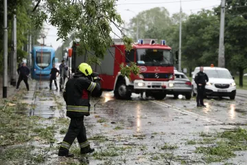 Zagrebački vatrogasci odradili 100 intervencija nakon nevremena: Padala stabla, letjeli krovovi...