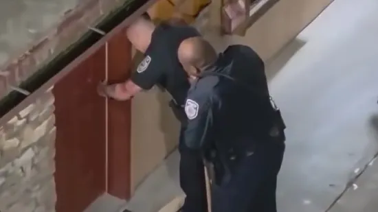 Zaključao se u WC, razbijao te natjerao policiju u bijeg kada se takav golem ukazao na vratima