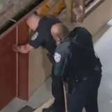 Zaključao se u WC, razbijao te natjerao policiju u bijeg kada se takav golem ukazao na vratima