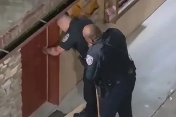 Zaključao se u WC, razbijao te natjerao policiju u bijeg kada se takav golem ukazao na vratima