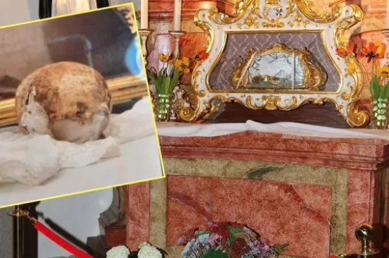 Lopov iz če&scaron;ke bazilike ukrao lubanju svetice staru 800 godina: Policija jo&scaron; traga za njim