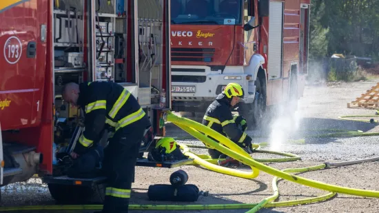 Vatrogasci izvukli mu&scaron;karca iz kuće u plamenu, nije mu bilo spasa