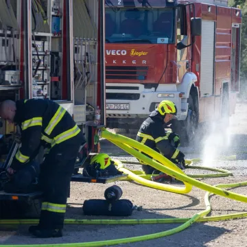 Vatrogasci izvukli mu&scaron;karca iz kuće u plamenu, nije mu bilo spasa