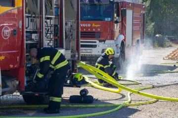 Vatrogasci izvukli mu&scaron;karca iz kuće u plamenu, nije mu bilo spasa