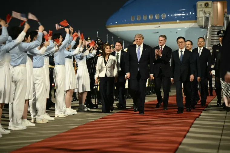 Trump u Peking doveo &scaron;efove najvećih divova, do hotela ga pratio konvoj od 40 vozila