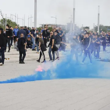 Žestoka uvertira u finale Kupa: Policija suzavcem rastjerivala sukobljene navijače