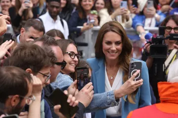 Kate Middleton pokazala toplu stranu: Prekr&scaron;ila protokol kako bi razgovarala s djecom