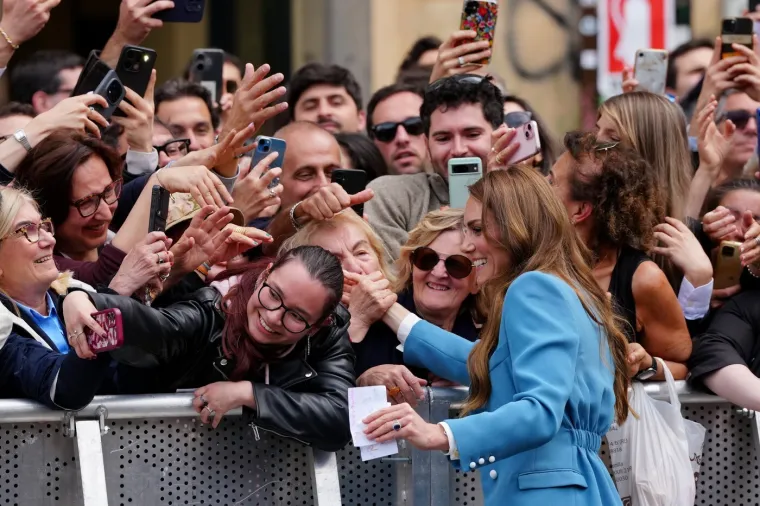 Kate Middleton pokazala toplu stranu: Prekr&scaron;ila protokol kako bi razgovarala s djecom