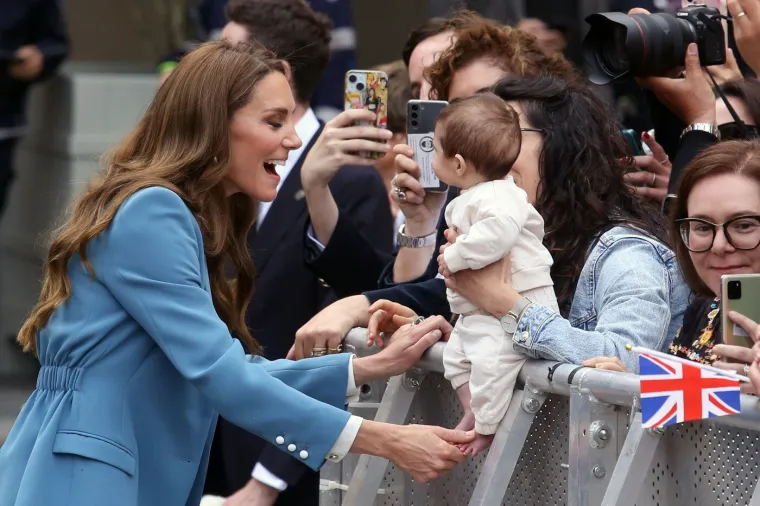 Kate Middleton pokazala toplu stranu: Prekr&scaron;ila protokol kako bi razgovarala s djecom