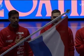 Igra se prijateljska utakmica, a pogledajte kako na&scaron;i rukometa&scaron;i gromoglasno pjevaju himnu