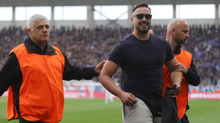 Ovo je lice Boysa koji je utrčao na teren! Pogledajte &scaron;to je radio nakon &scaron;to su ga za&scaron;titari 'uhvatili'