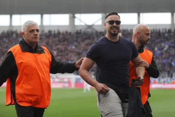 Ovo je lice Boysa koji je utrčao na teren! Pogledajte &scaron;to je radio nakon &scaron;to su ga za&scaron;titari 'uhvatili'