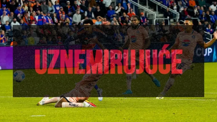 Suigrači plakali na terenu: Jeziva ozljeda noge &scaron;okirala Honduras
