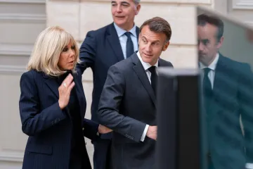 Macron je 'popio' &scaron;amar zbog ovoga? 'Brigitte je pročitala poruku koju nije smjela vidjeti'