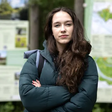 Tko je mlada zastupnica o kojoj priča Europa? Ljubi starijeg moćnika i probija se u vrh politike