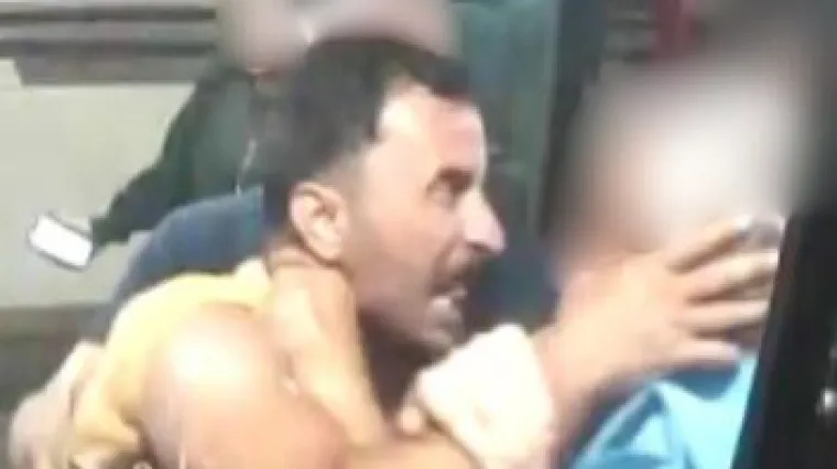 Objavljena fotografija nasilnika: &Scaron;akama prebio putnika pa pivskom bocom udario vozača