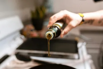 Gdje bacate iskori&scaron;teno ulje nakon kuhanja? Smetlar otkriva gre&scaron;ku koju mnogi rade
