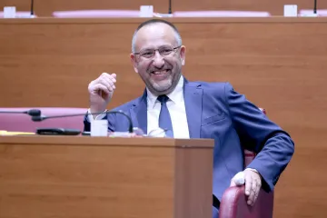 Pazite kakav nadimak je Zekanović smislio za &scaron;efa SDP-a: Frcale optužbe u Saboru