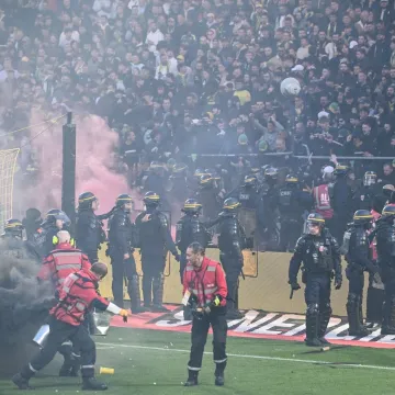 Potpuni kaos u Nantesu! Pogledajte nestvarne scene: Halilhodžića za&scaron;titari razdvajali od navijača