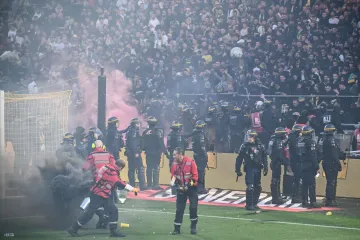 Potpuni kaos u Nantesu! Pogledajte nestvarne scene: Halilhodžića za&scaron;titari razdvajali od navijača