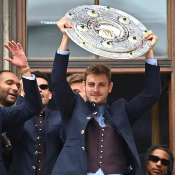 Kompany zaboravio donijeti pehar na proslavu: Stvar spasila njegova supruga u zadnji tren