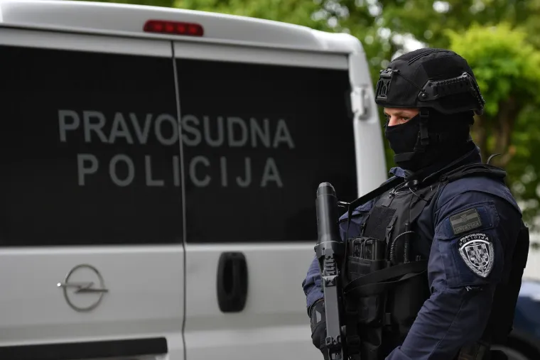 Vi&scaron;estruki ubojica Srđan Mlađan u pratnji dugih cijevi stigao u Varaždin
