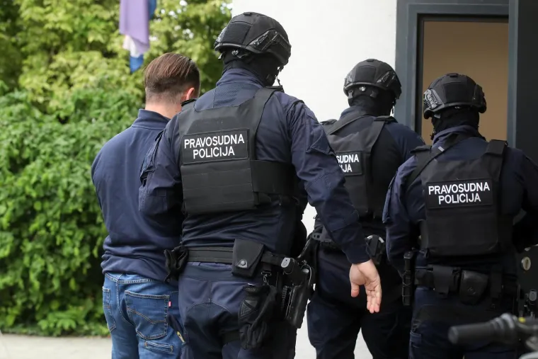 Vi&scaron;estruki ubojica Srđan Mlađan u pratnji dugih cijevi stigao u Varaždin