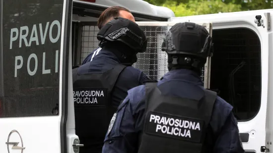 Vi&scaron;estruki ubojica Srđan Mlađan u pratnji dugih cijevi stigao u Varaždin